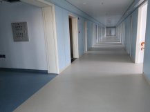 舊樓改造不用敲掉瓷磚了，使用PVC卷材地板簡單